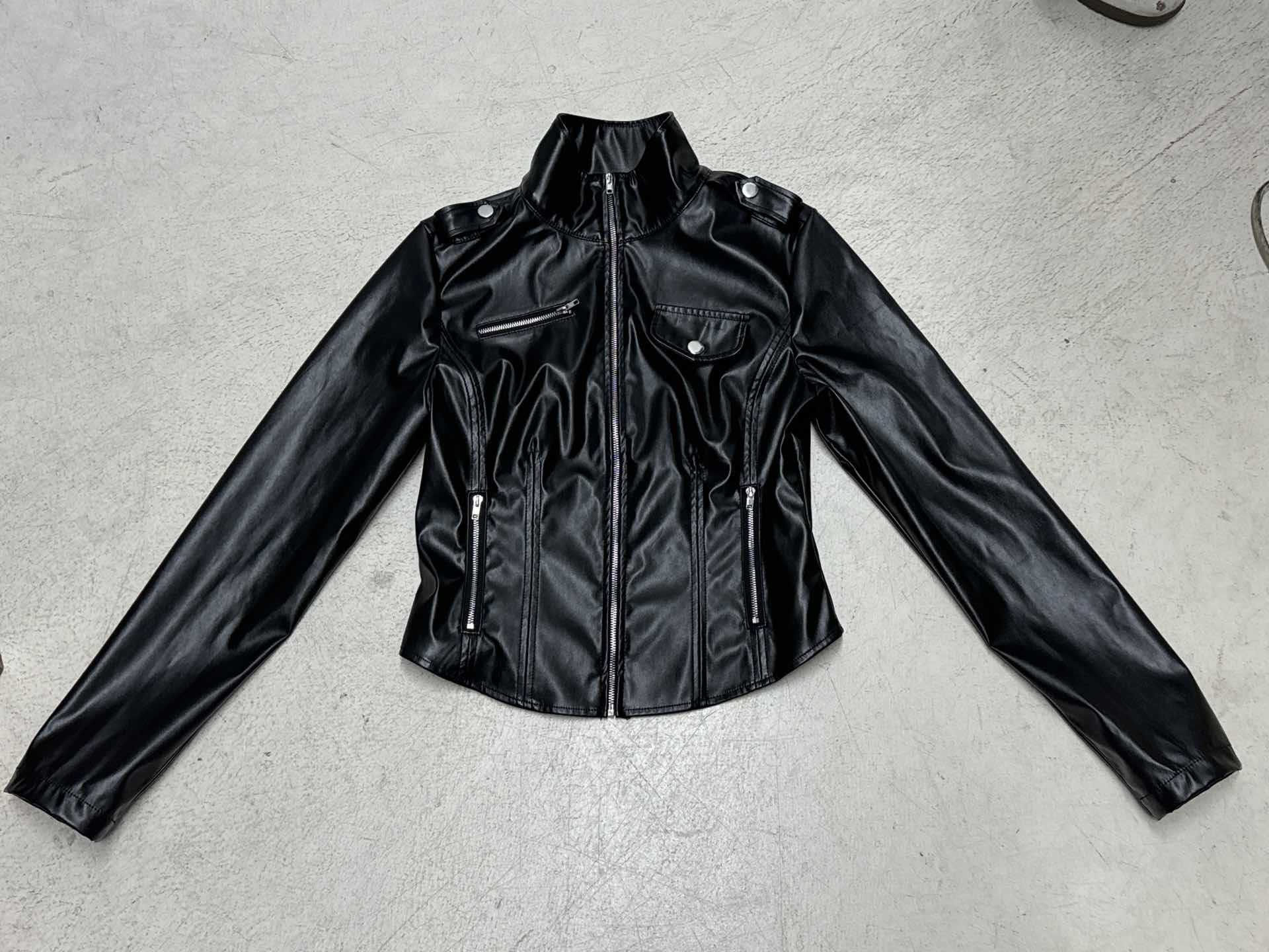 Veste en simili cuir pour femmes, cintrée, style biker, avec col montant, épaulettes et poches zippées Echo Archiv