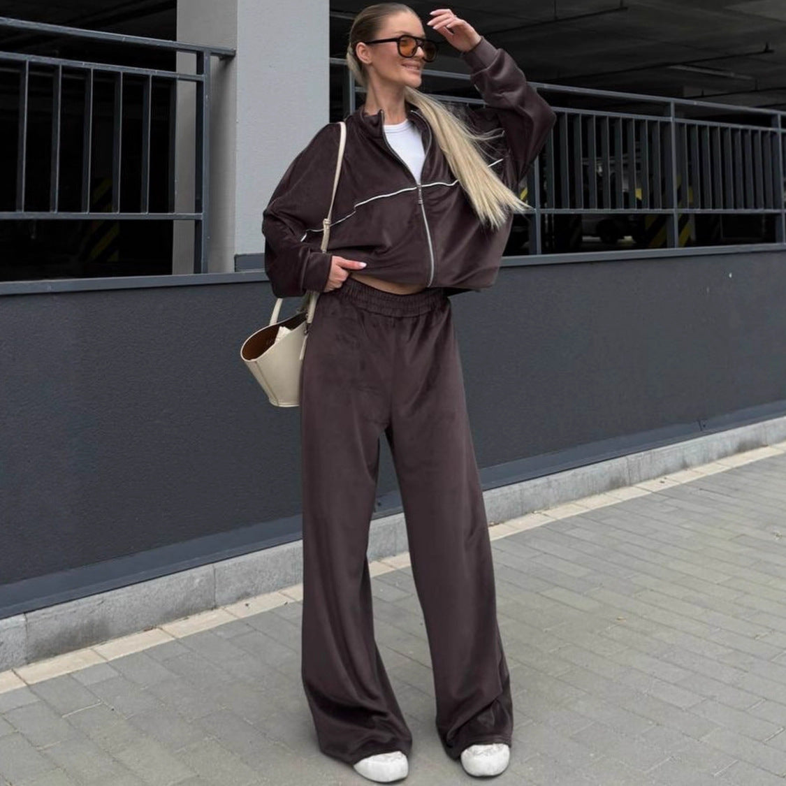 Ensemble moderne en velours pour femmes avec col montant zippé et pantalon palazzo fluide Echo Archiv