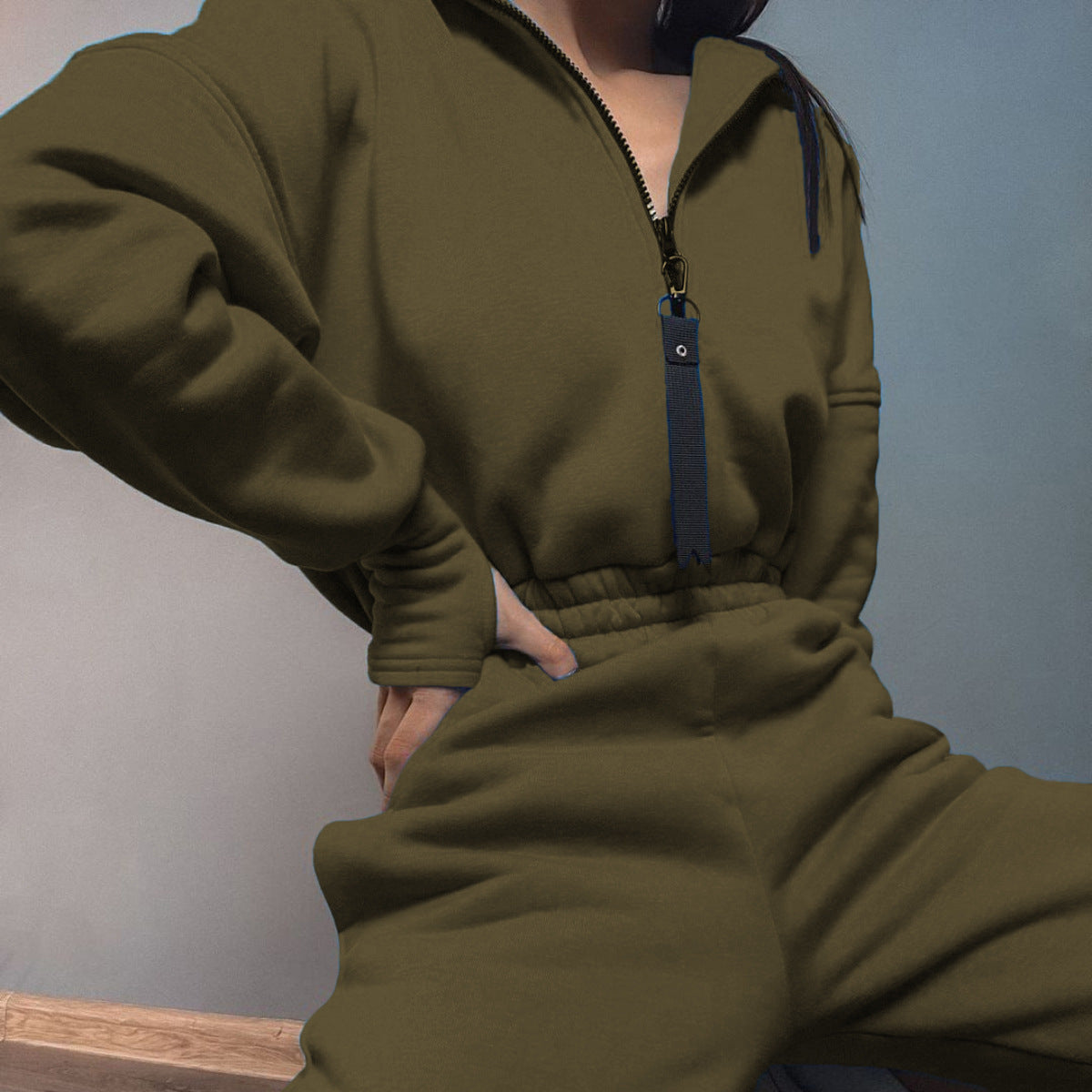 Combinaison ajustée à capuche pour femmes avec taille élastique et fermetures éclair contrastées marquantes Echo Archive