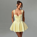 Robe mini ludique pour femmes avec volants et détails en nœud R&B