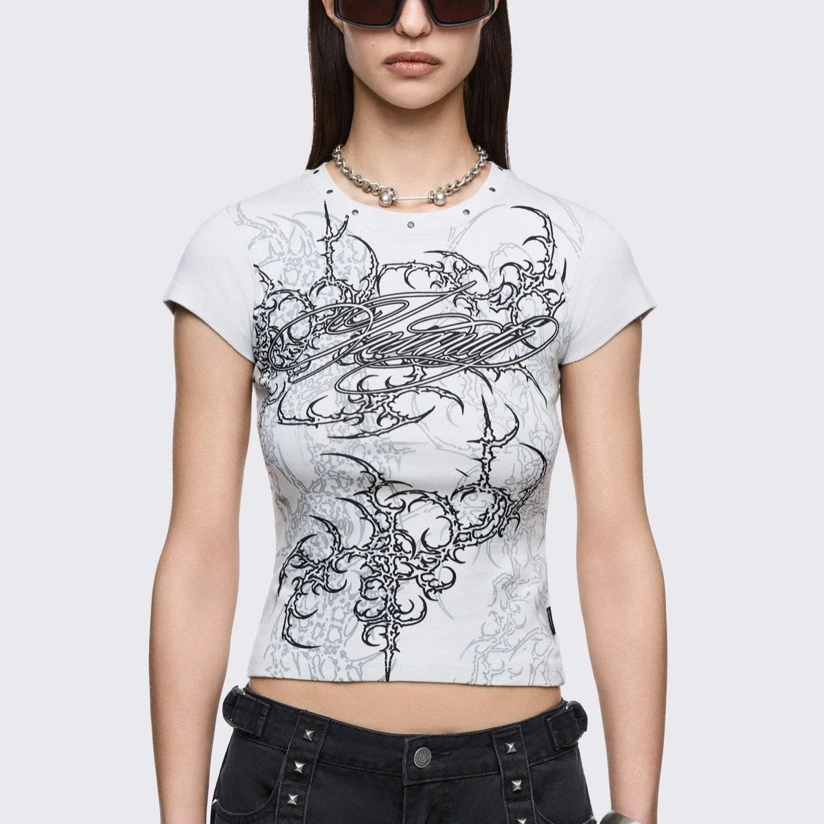 T-shirt court ajusté pour femmes avec design graphique R&B