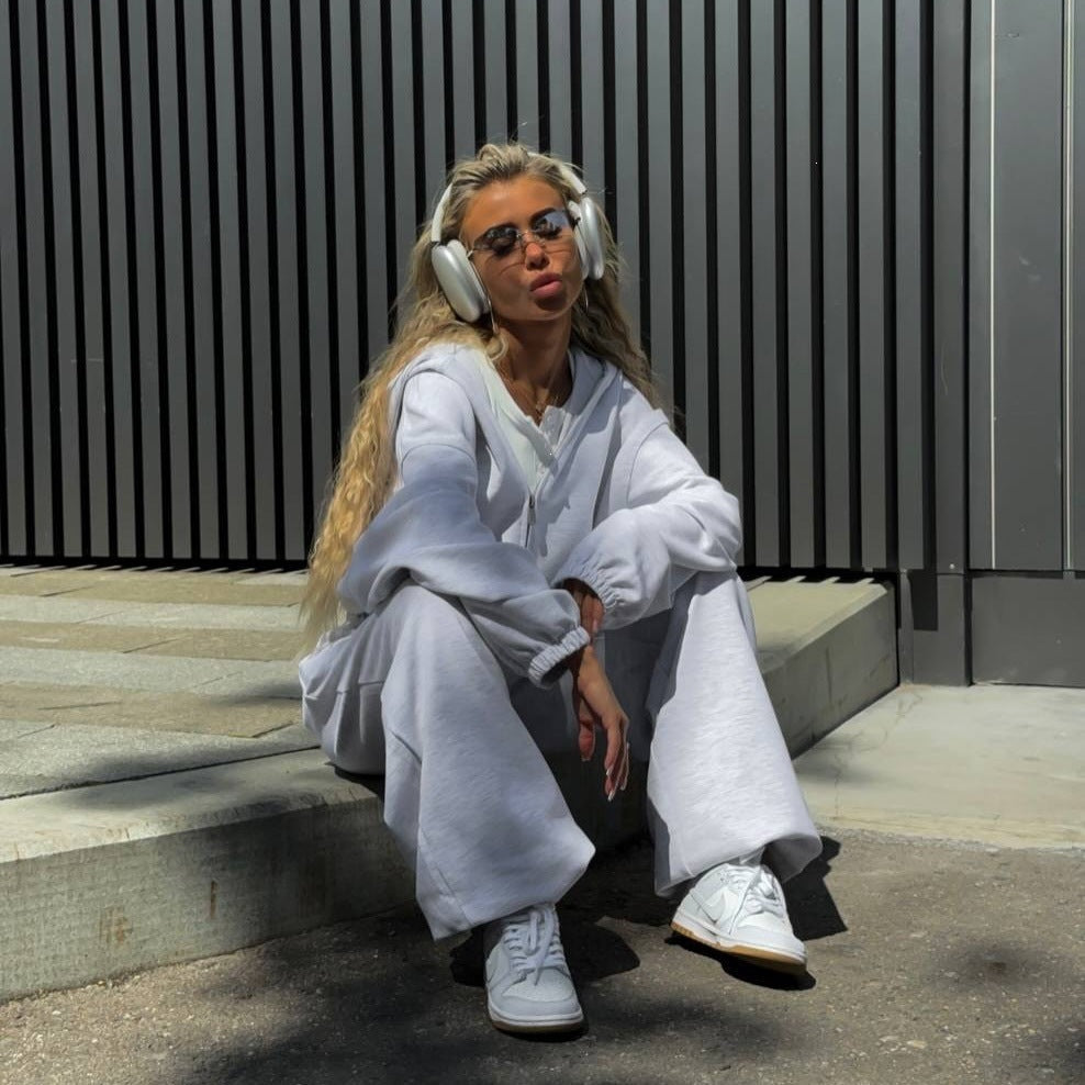 Ensemble de détente pour femmes avec veste à capuche zippée et pantalon de jogging ample en mélange de coton Echoarchiv