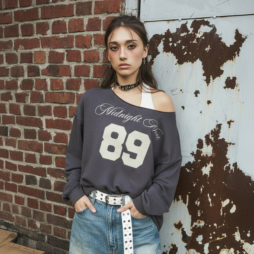 Sweat-shirt oversized pour femmes au style off-shoulder avec impression vintage sur le devant et ourlet évasé Echo Archiv
