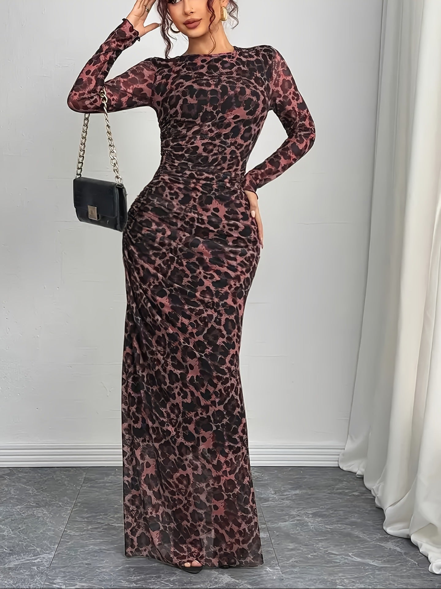 Robe maxi ajustée pour femmes avec imprimé animal, taille froncée et manches longues Echo Archiv