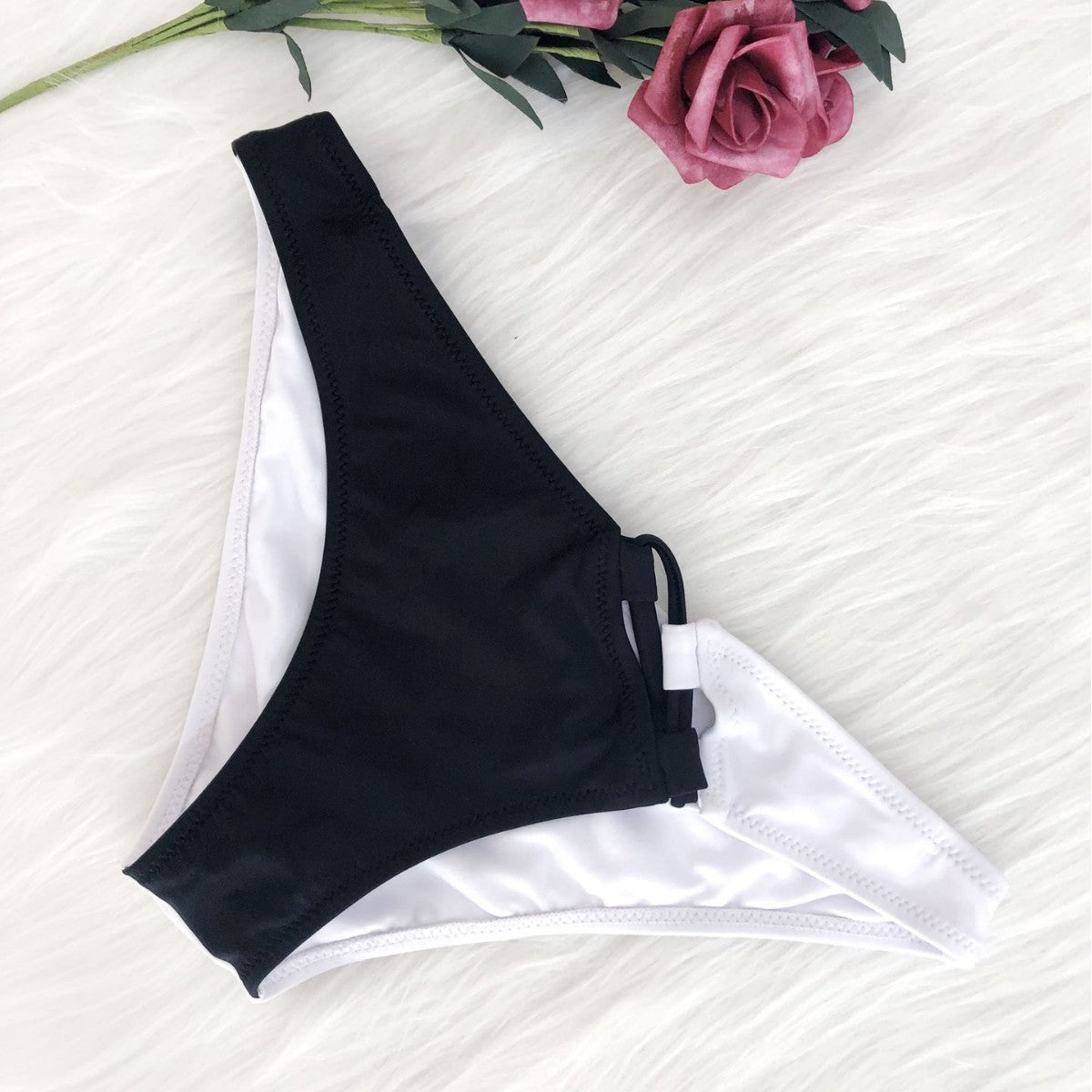 Ensemble de bikini moderne pour femmes avec coupe asymétrique et détails lacés R&B