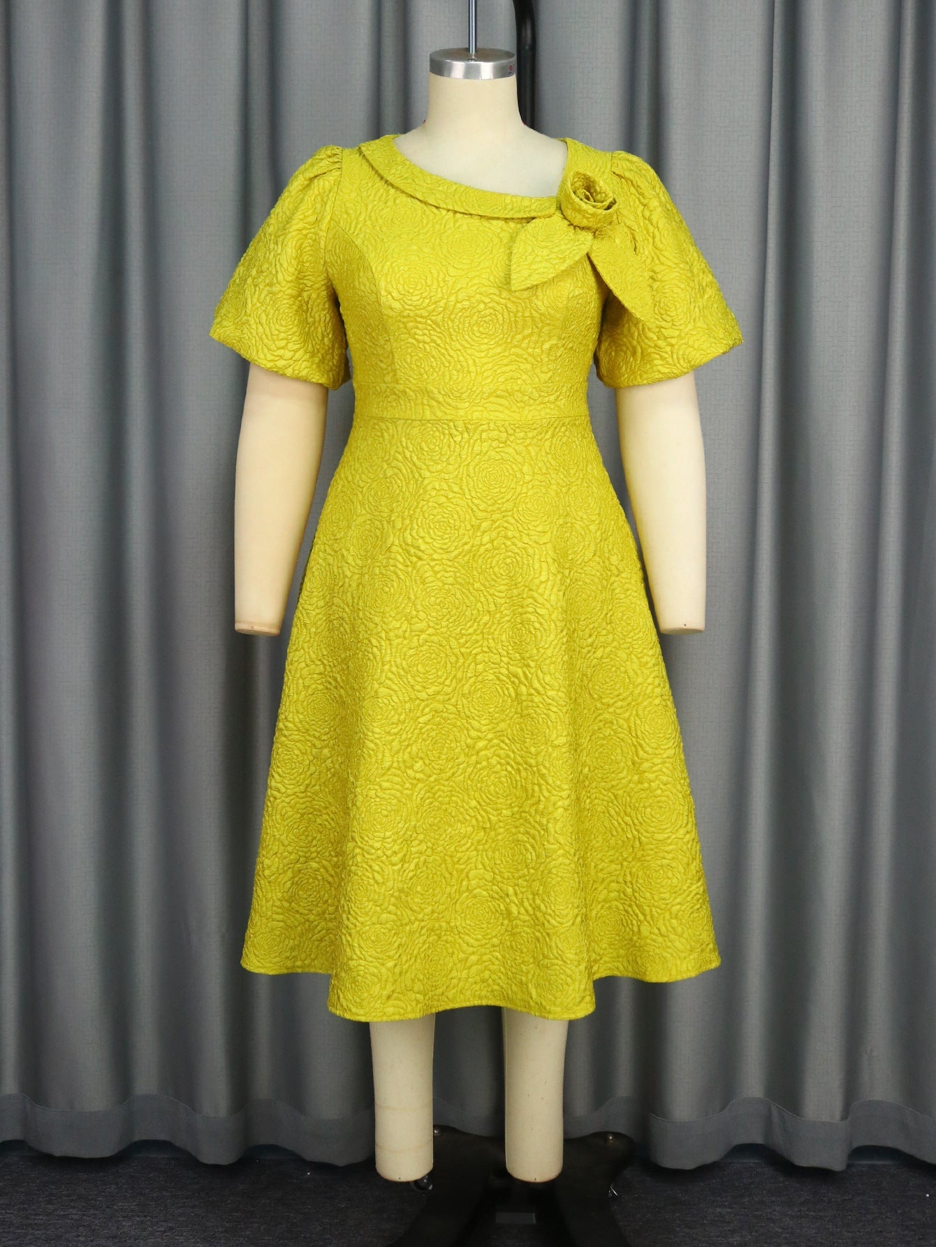 Robe pour femmes avec imprimé floral élégant et décoration en nœud R&B