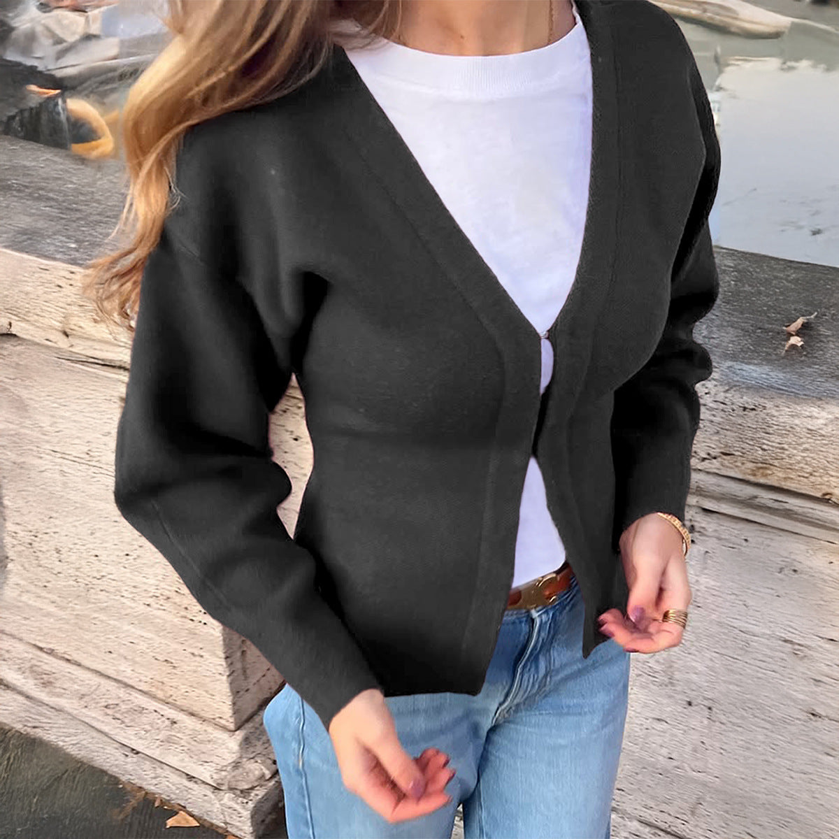 Veste en tricot cintrée pour femmes avec décolleté en V, manches bouffantes et fentes latérales Echo Archiv