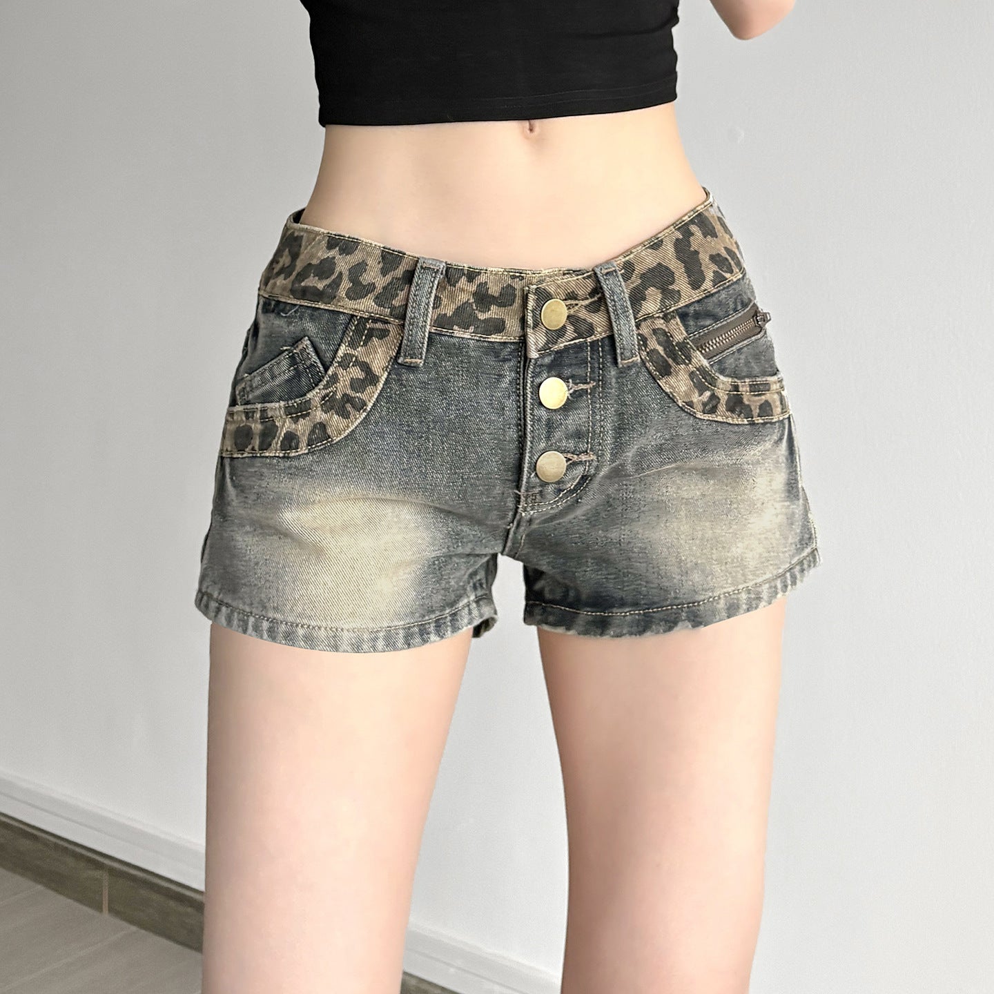 Shorts en jean pour femmes avec motif léopard et taille froncée R&B