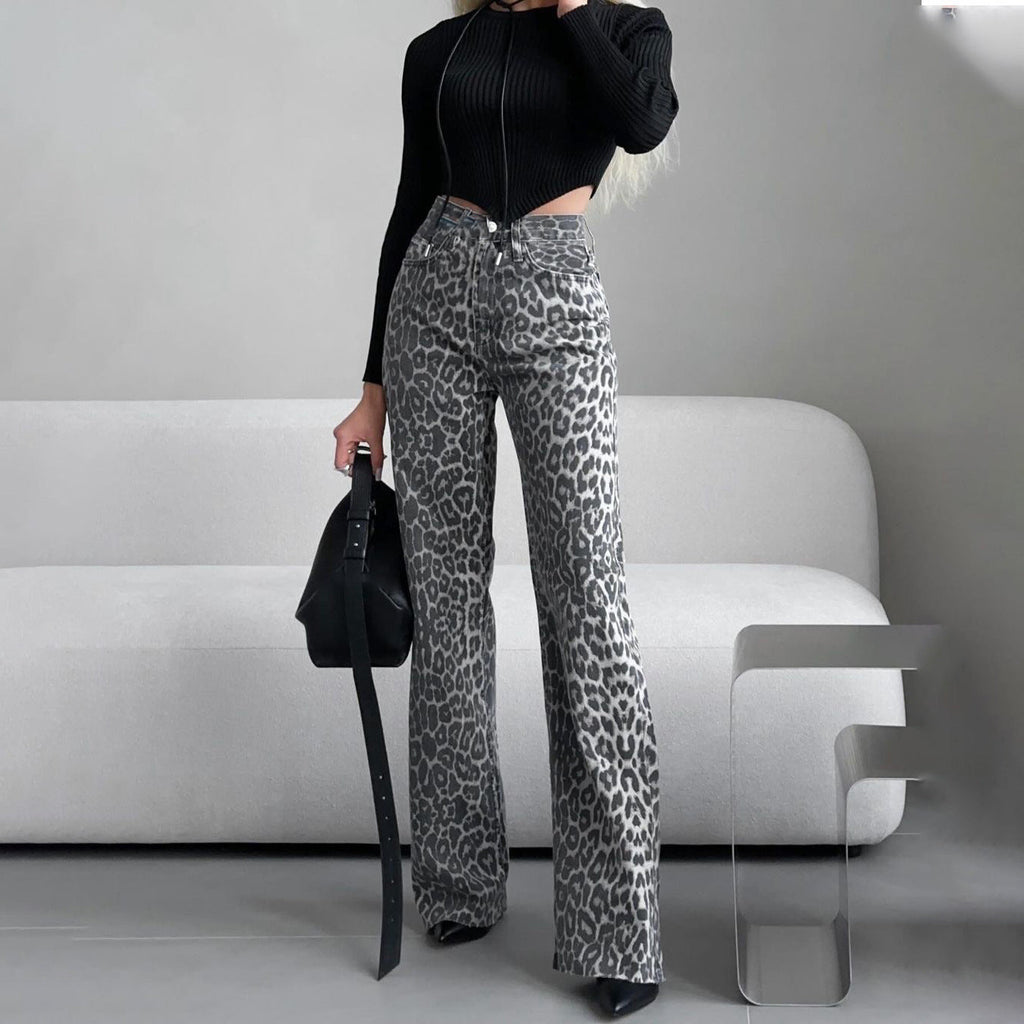 Jeans femme taille haute à pattes évasées avec un imprimé léopard discret, jambe large et ourlet brut