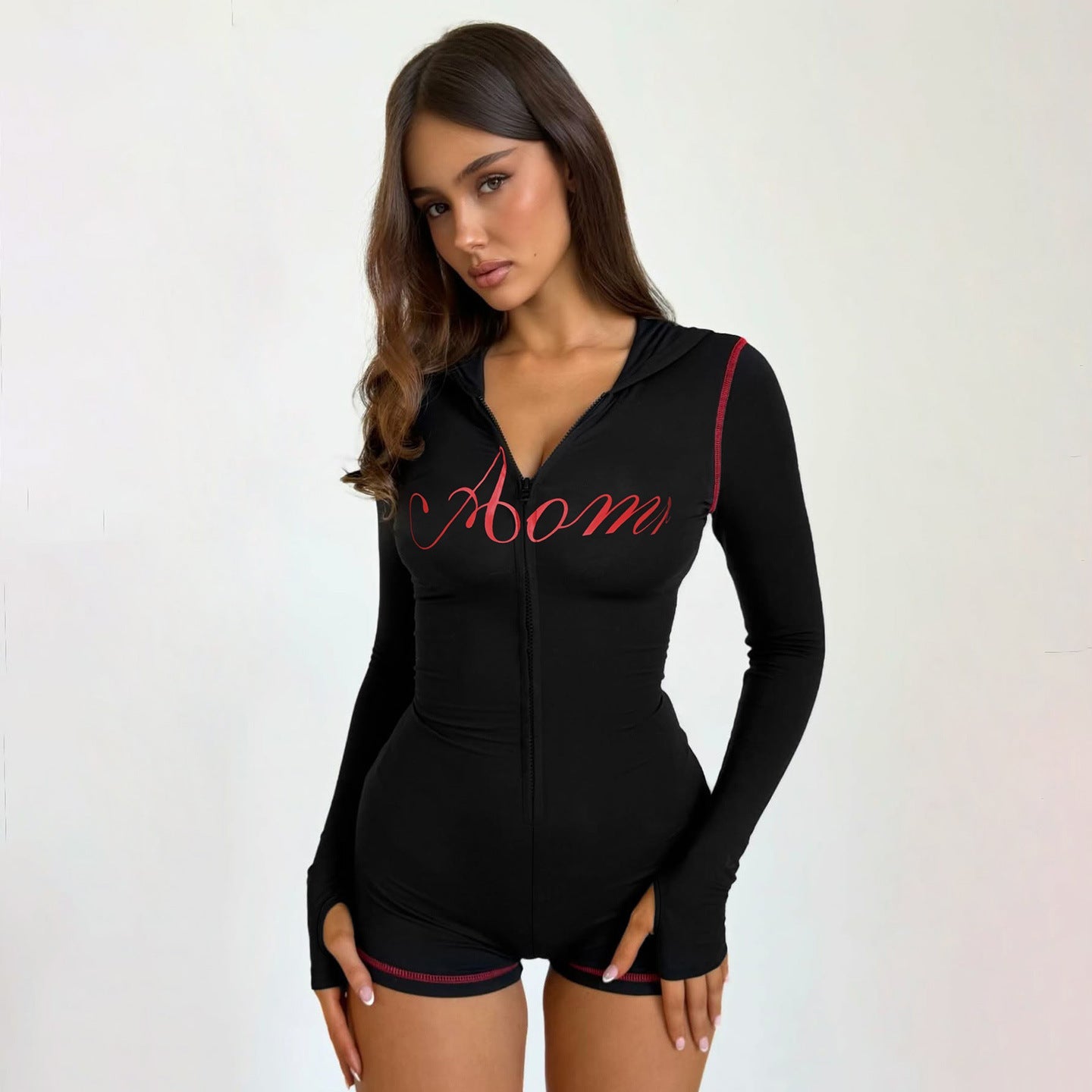Rompers zippé ajusté pour femmes avec capuche, manches longues et shorts intégrés en stretch fonctionnel Echo Archiv