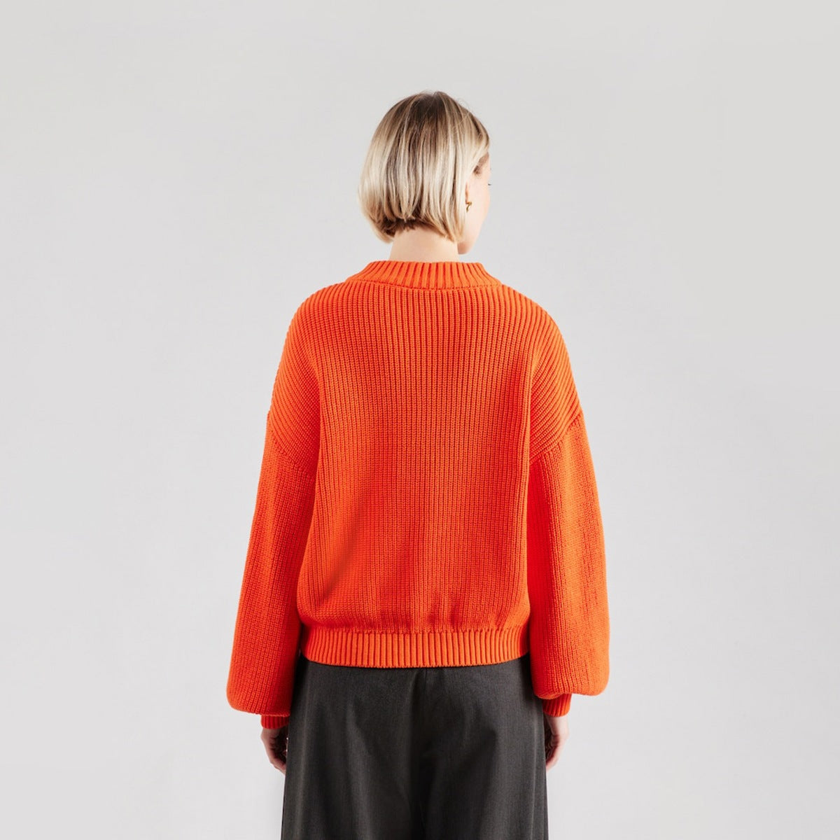 Cardigan court en grosse maille pour femmes avec épaule tombante et larges bords-côtes Echoarchiv