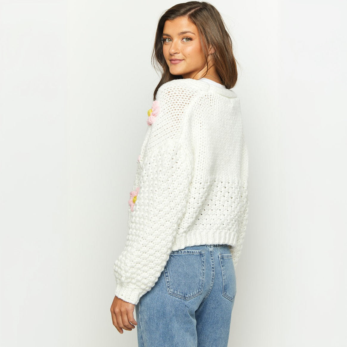 Cardigan court en grosse maille pour femmes avec appliqués floraux 3D et manches ballon Echoarchiv