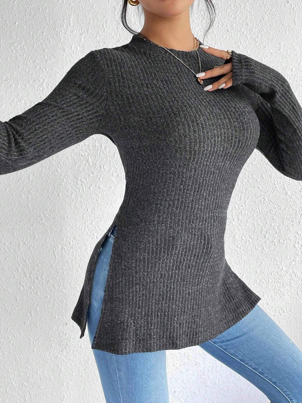 Pull fin côtelé ajusté pour femme avec col montant, manches longues et fentes latérales Echoarchiv