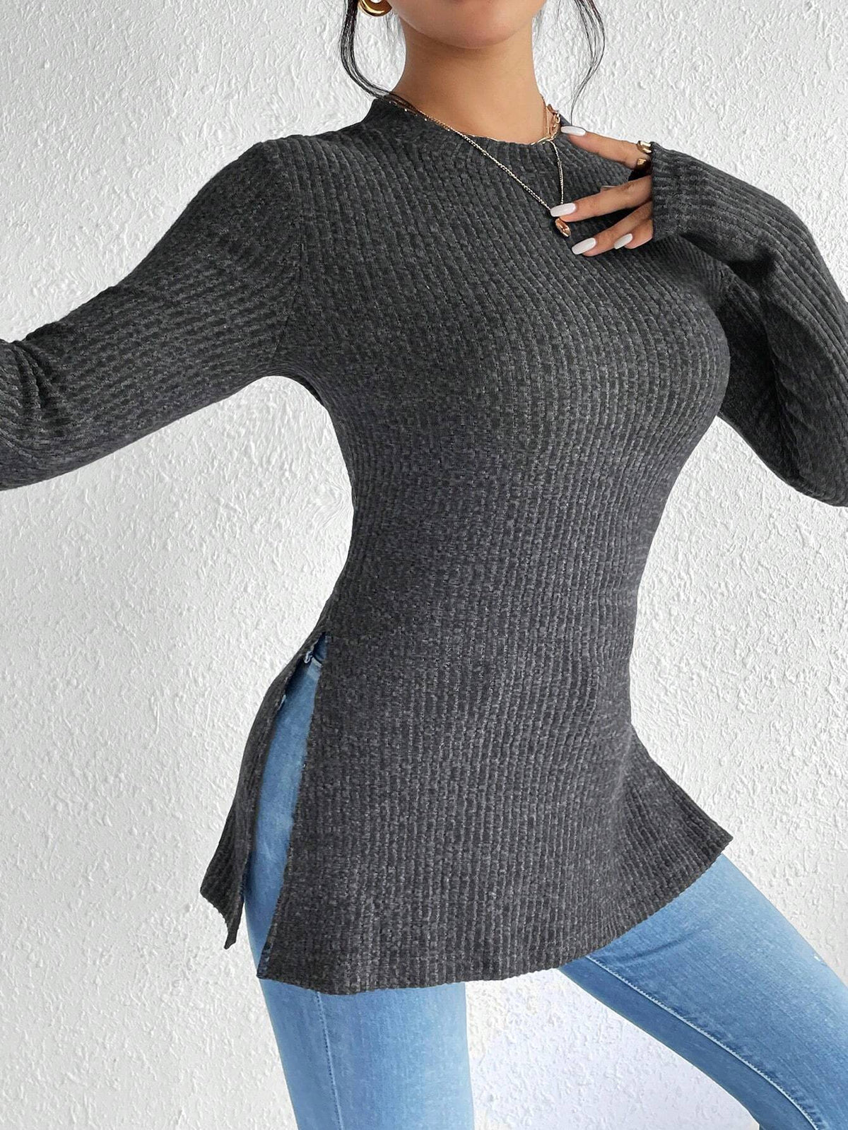 Pull fin côtelé ajusté pour femme avec col montant, manches longues et fentes latérales Echoarchiv