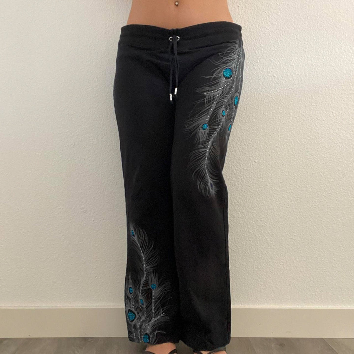 Pantalon de lounge large pour femmes avec cordon de serrage, taille confortable et imprimé de plume de paon Echo Archiv