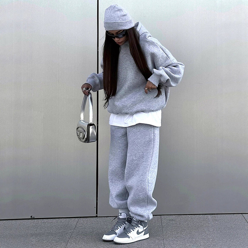 Ensemble de lounge oversize urbain pour femmes avec sweat à capuche, pantalon de jogging taille haute ample et bonnet assorti Echo Archiv