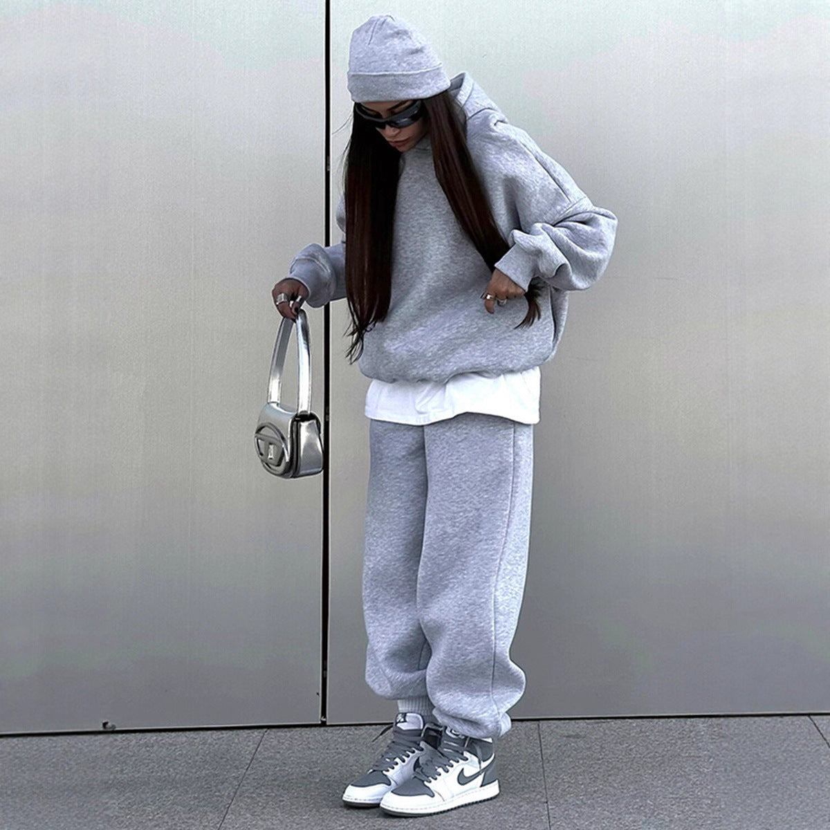 Ensemble de lounge oversize urbain pour femmes avec sweat à capuche, pantalon de jogging taille haute ample et bonnet assorti Echo Archiv