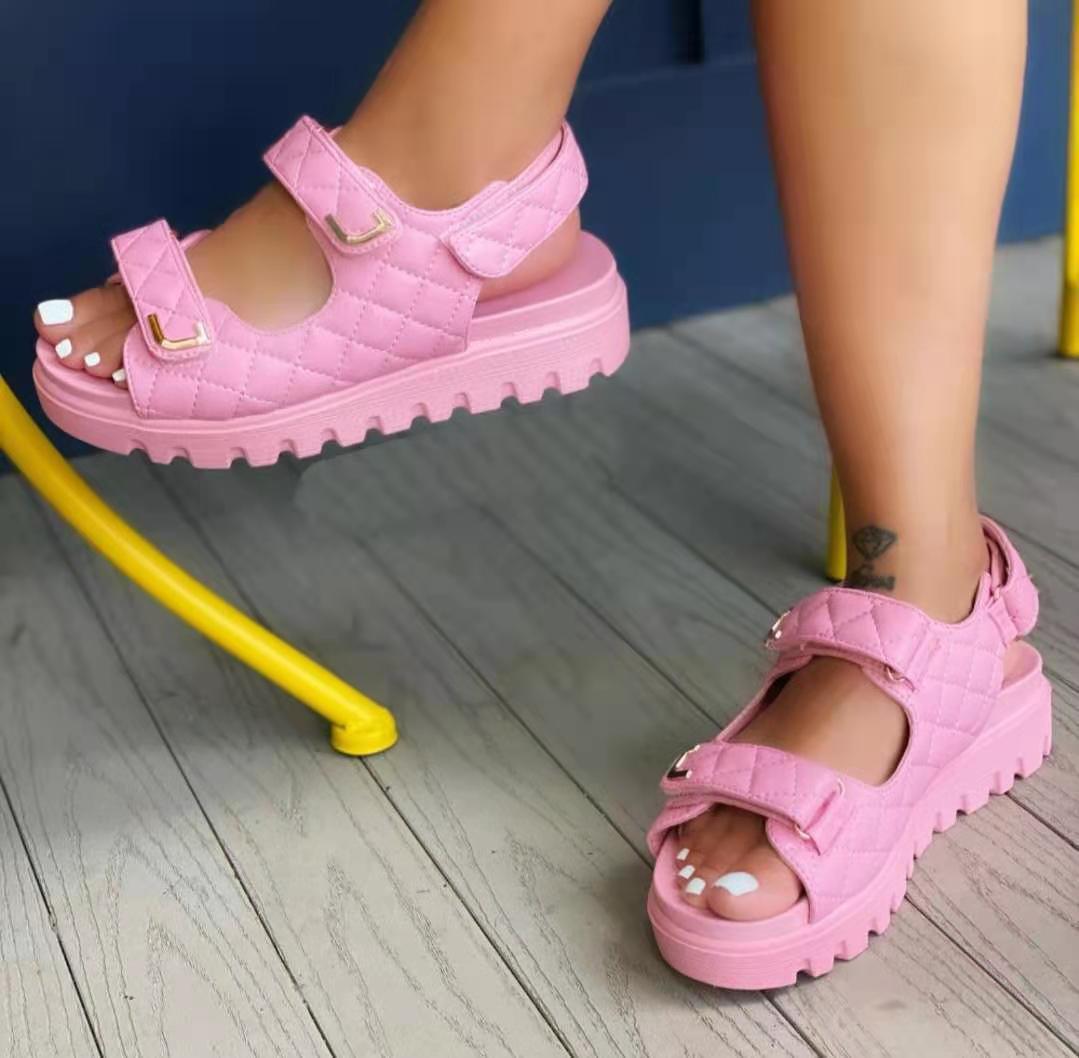 Sandales tendance pour femmes au design moderne R&B