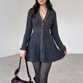 Robe tricotée ajustée pour femmes avec boutonnière intégrale, décolleté en V et jupe évasée en A - Echo Archiv