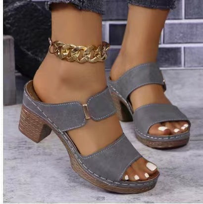 Sandales compensées pour femmes avec une structure de sangles confortable et un design à la mode R&B