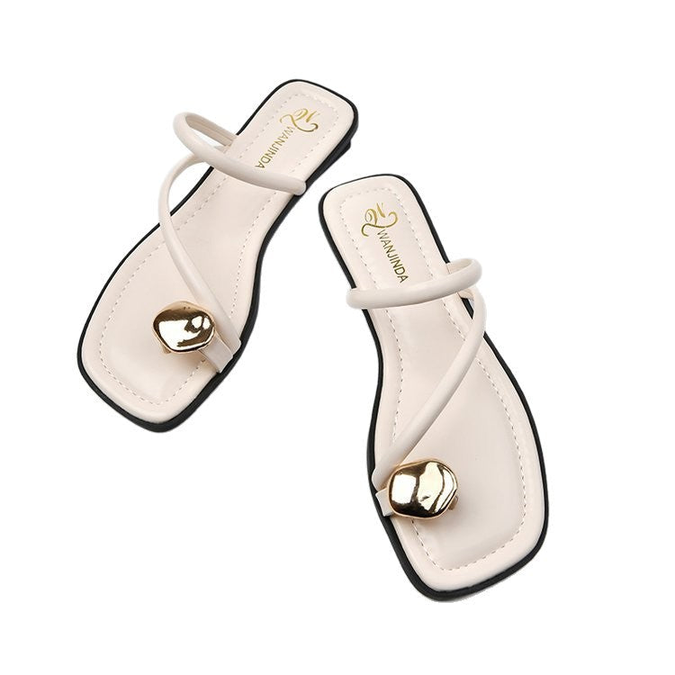 Sandales élégantes pour femmes avec un design de lanière élégant et un détail bijou accrocheur R&B