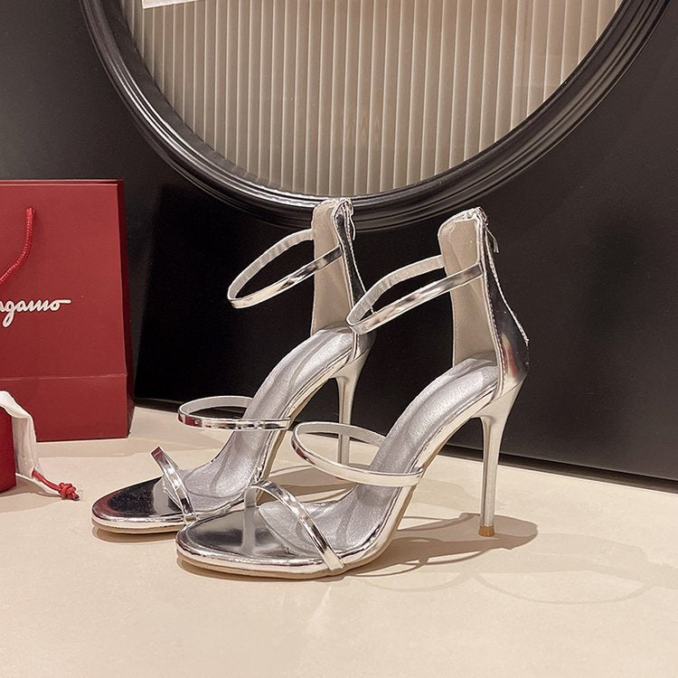 Sandales élégantes à talons aiguilles pour femmes avec délicates lanières R&B