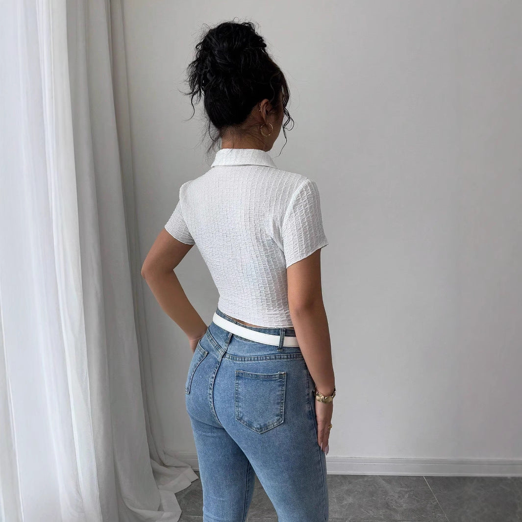 Blouse courte cintrée sans manches avec structure crêpe col chemise et patte de boutonnage R&B