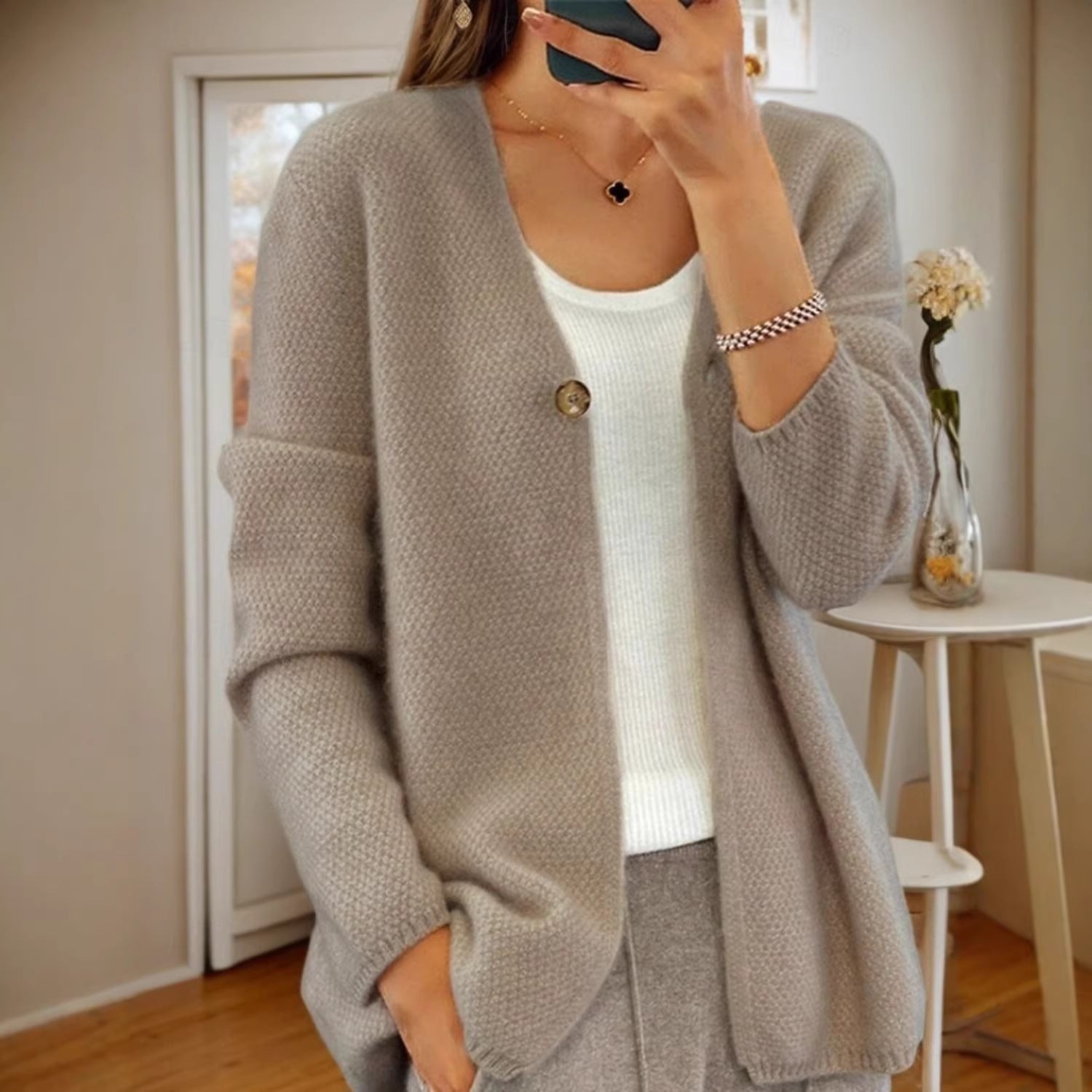 Cardigan en tricot structuré pour femmes avec décolleté en V et patte de boutonnage cachée Echo Archiv