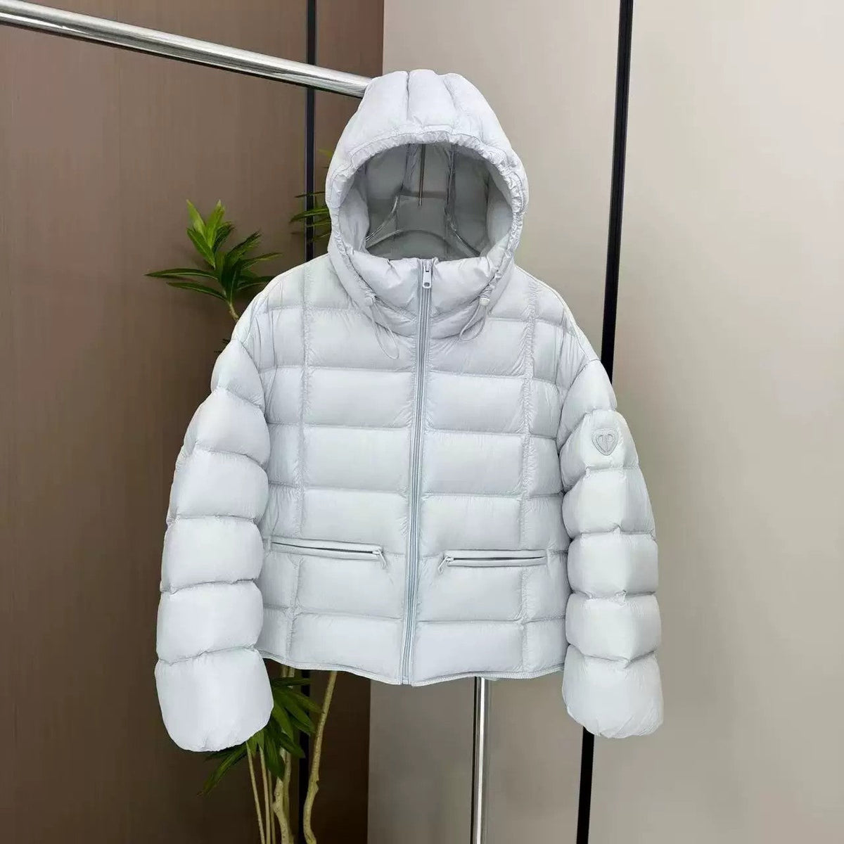 Veste thermo matelassée courte pour femmes avec capuche, poches zippées et bords élastiques Echo Archiv