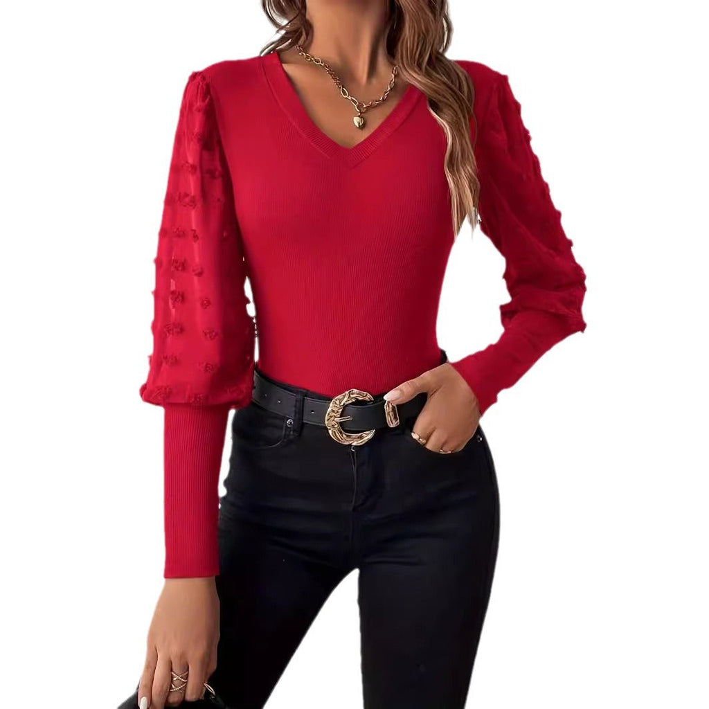 Top féminin cintré avec décolleté en V et manches transparentes bouffantes ornées d'applications florales tridimensionnelles R&B