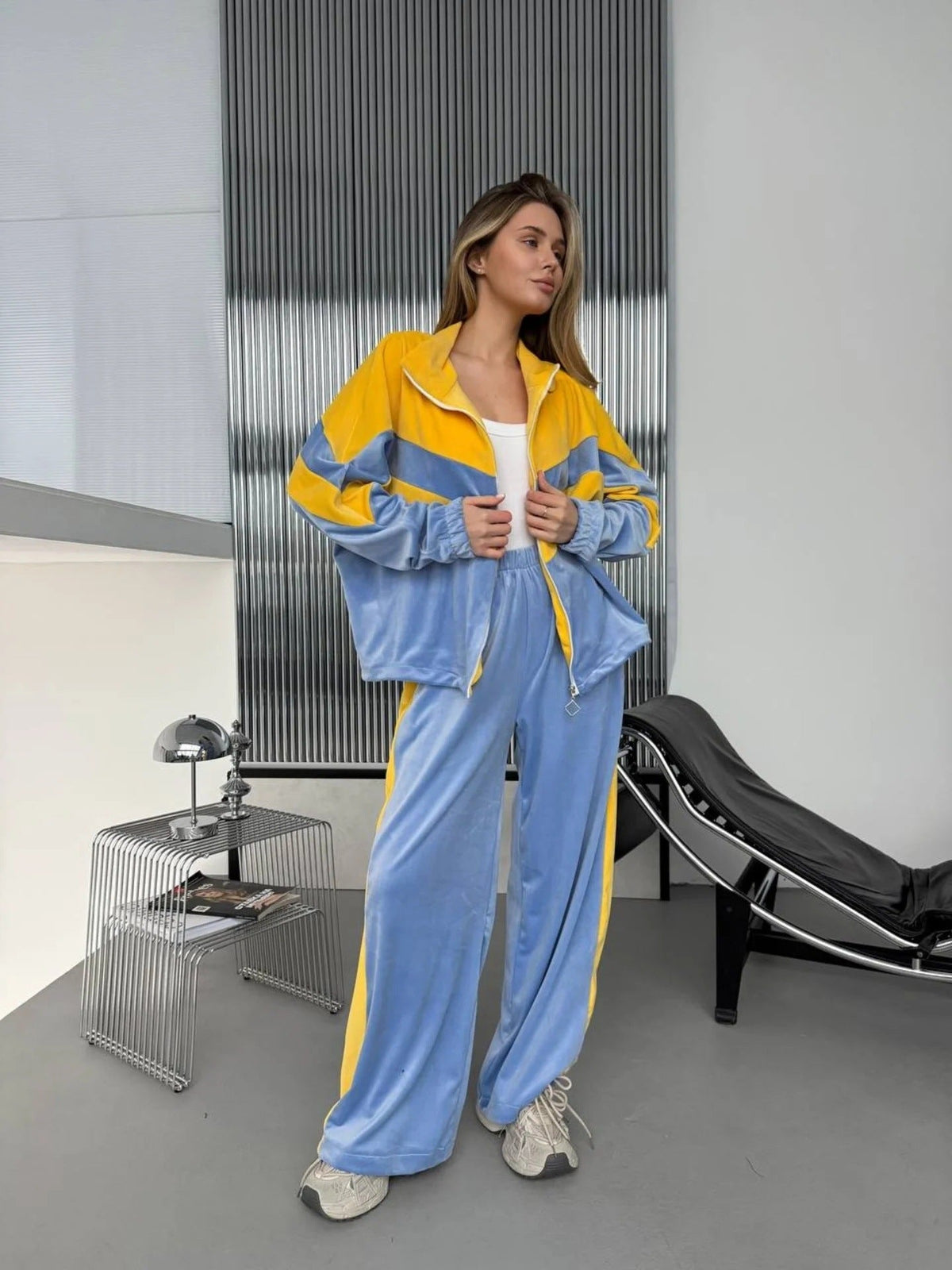 Ensemble de survêtement en velours inspiré du rétro pour femmes avec design Chevron, col montant et joggers taille haute Echo Archiv