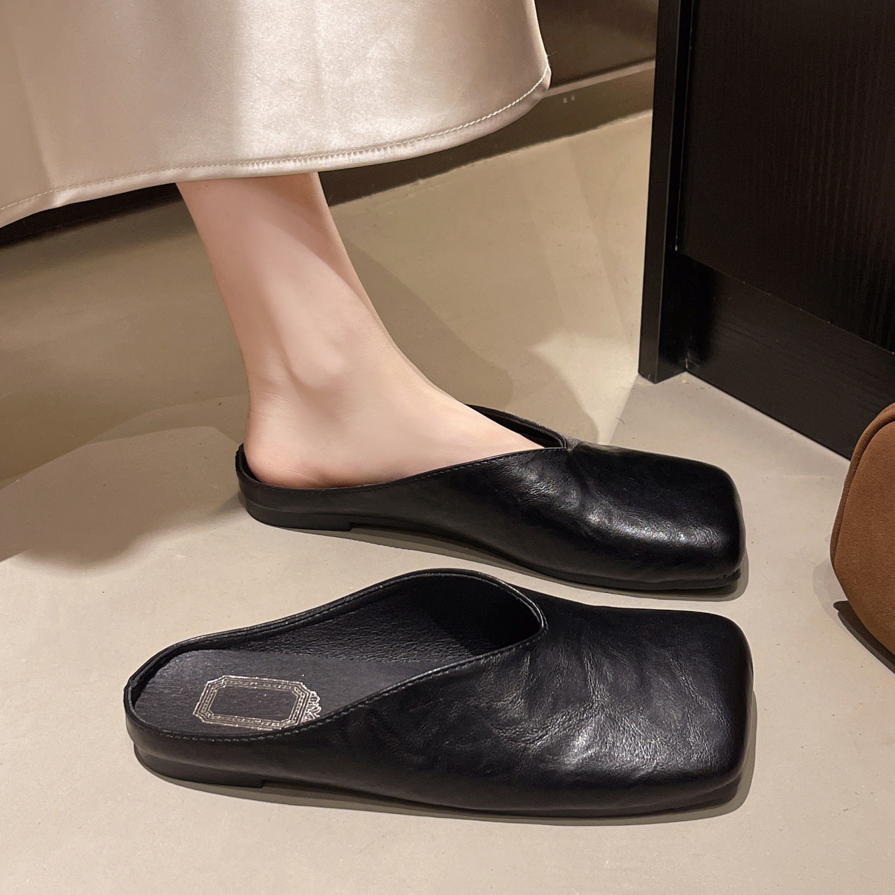 Mules pour femmes avec surface métallique à la mode et semelle ergonomique R&B