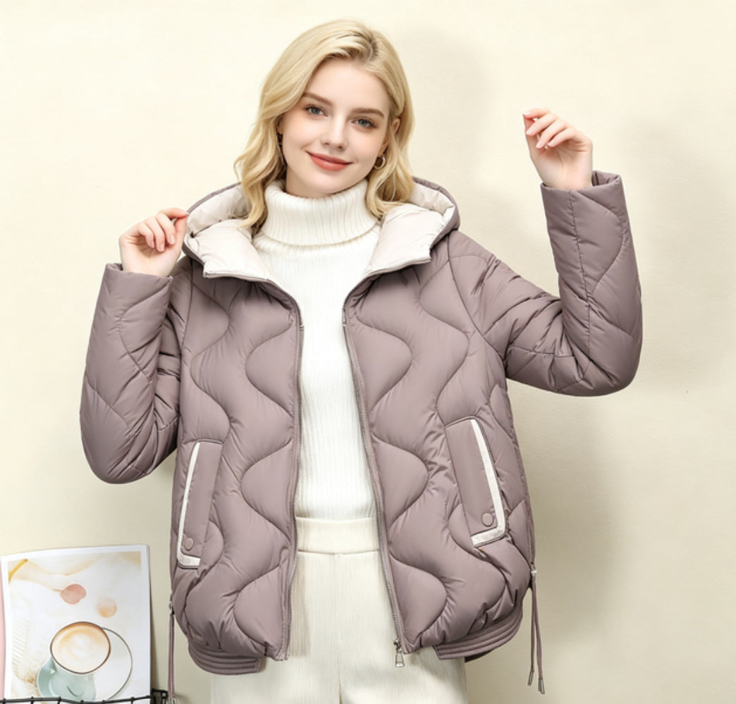 Veste courte matelassée pour femmes avec piquage en forme de cœur, ourlet arrondi et poches à rabat passepoilées Echo Archiv
