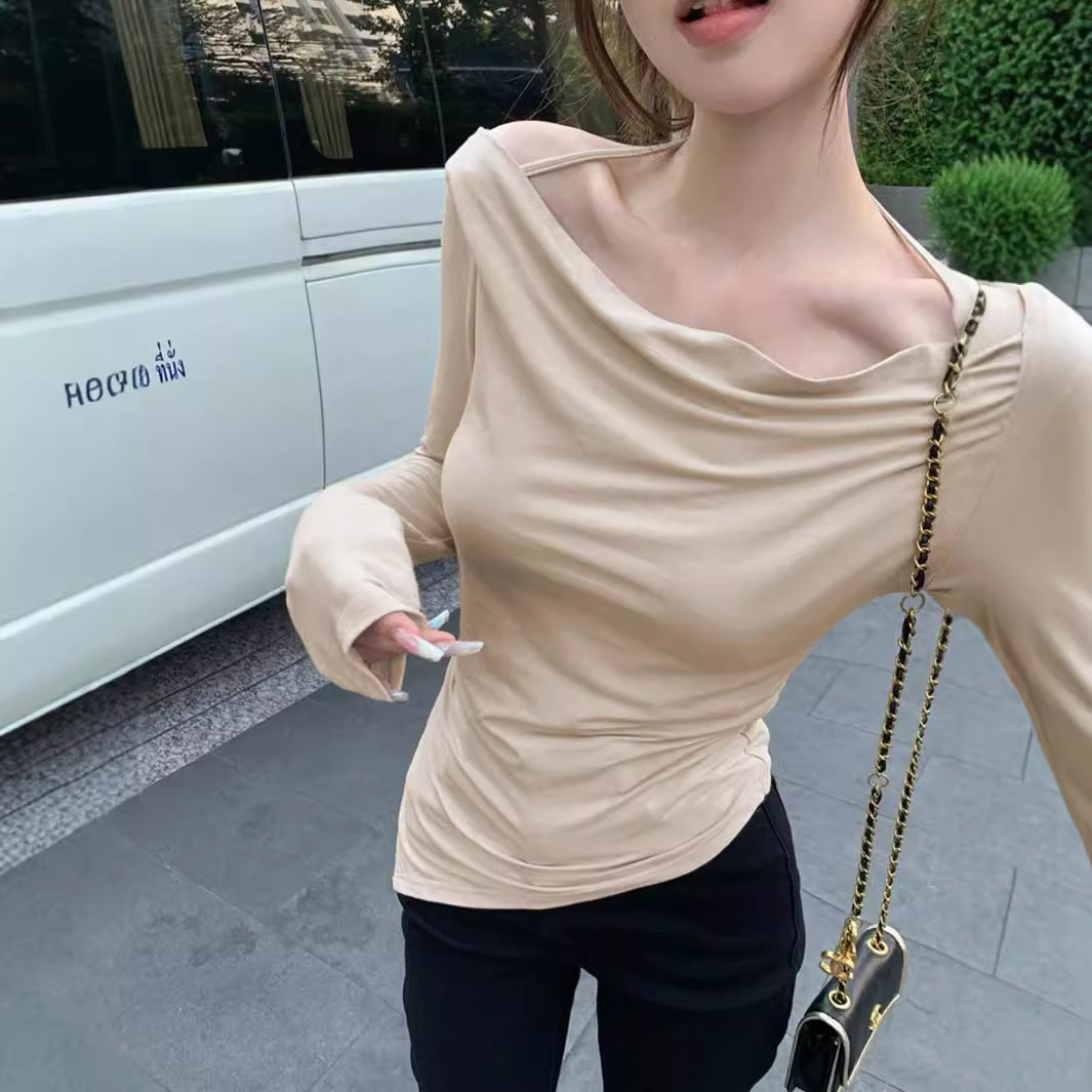 Haut à manches longues sans épaules en cowl avec de fines bretelles spaghetti et coupe sculptante à la taille