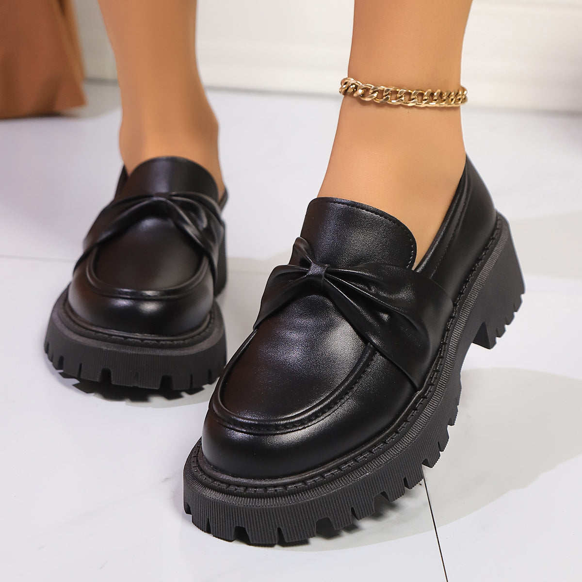 Mocassins pour femmes avec une semelle robuste et un design élégant de lanières R&B