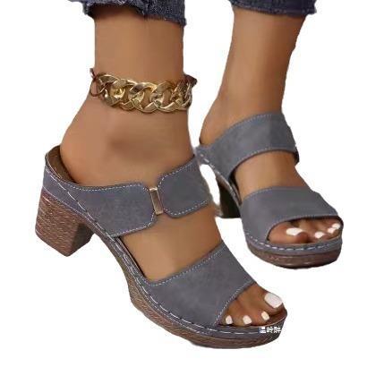 Sandales compensées pour femmes avec une structure de sangles confortable et un design à la mode R&B