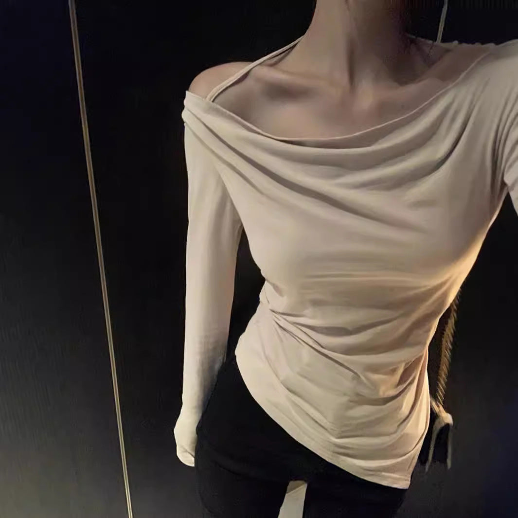 Haut à manches longues sans épaules en cowl avec de fines bretelles spaghetti et coupe sculptante à la taille