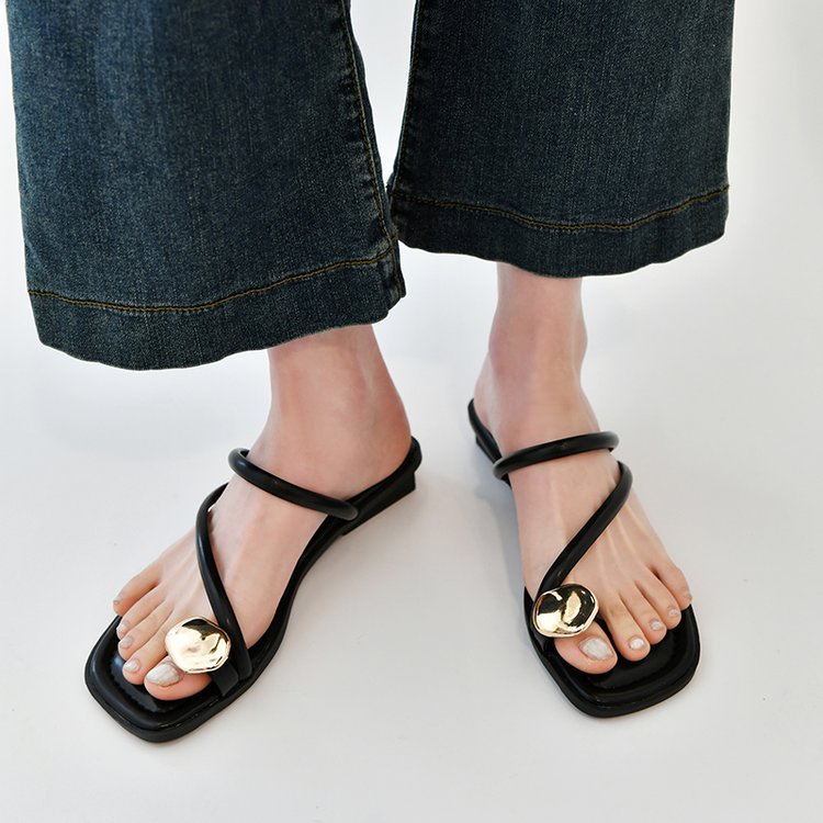 Sandales élégantes pour femmes avec un design de lanière élégant et un détail bijou accrocheur R&B
