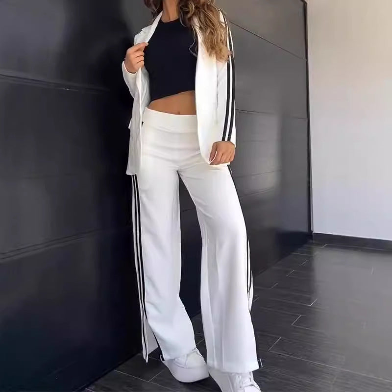 Ensemble blazer deux pièces sport-chic pour femmes avec blazer cintré et coupe de pantalon de jogging ample avec bandes latérales R&B