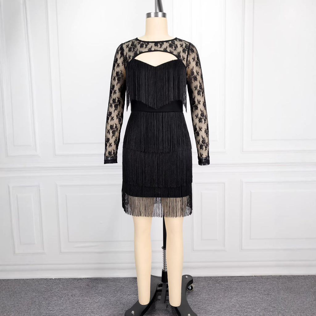 Robe ajustée pour femmes avec des détails à franges et des manches en dentelle transparente R&B