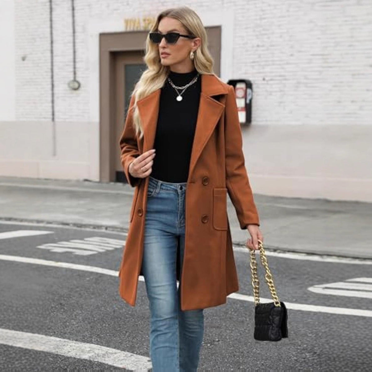 Manteau en mélange de laine à double boutonnage pour femmes avec silhouette cintrée et grandes poches à rabat