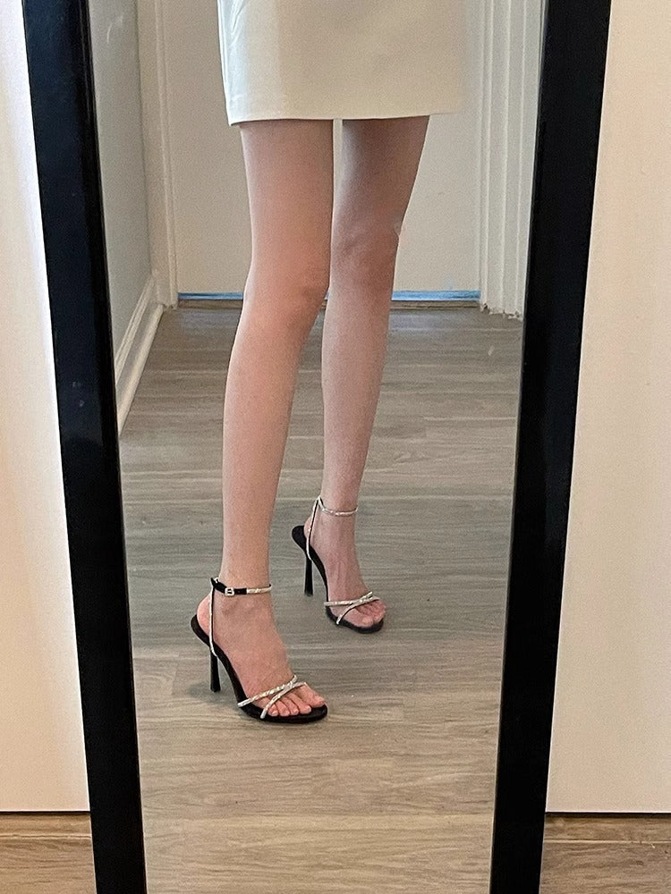 Sandales élégantes à talons aiguilles pour femmes avec des détails scintillants en strass R&B