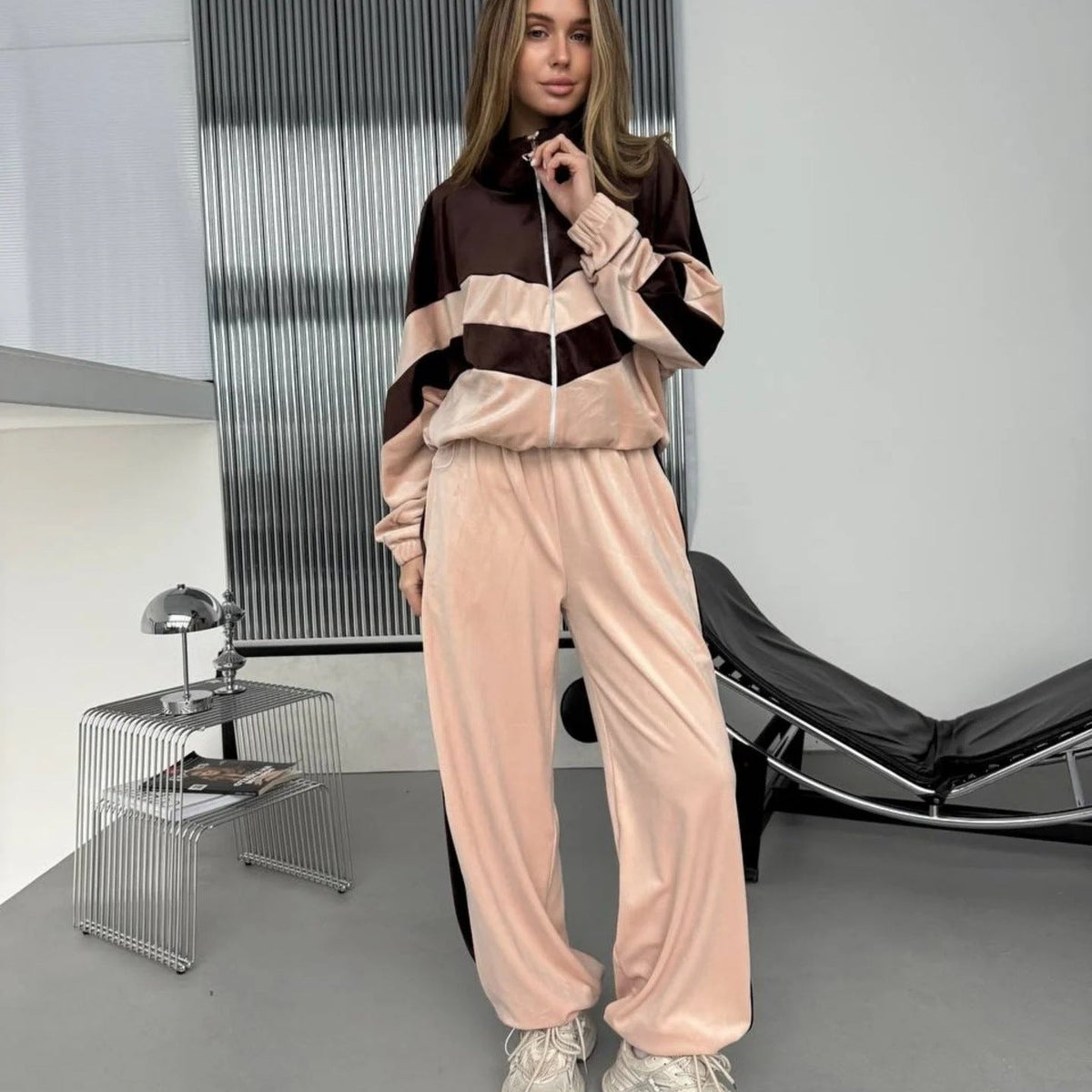 Ensemble de survêtement en velours inspiré du rétro pour femmes avec design Chevron, col montant et joggers taille haute Echo Archiv