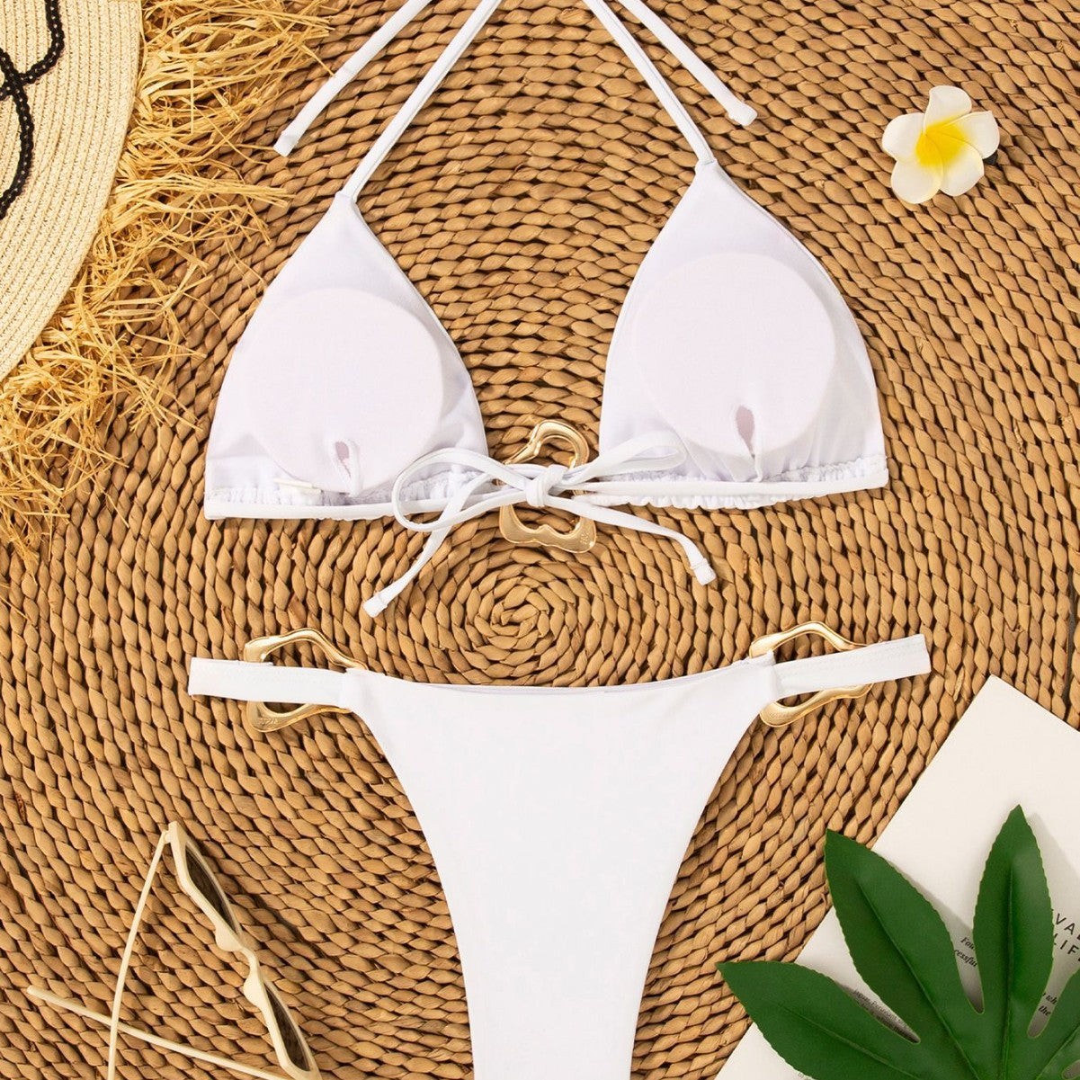 Bikini triangle pour femmes avec bretelles ajustables et détail élégant de boucle R&B