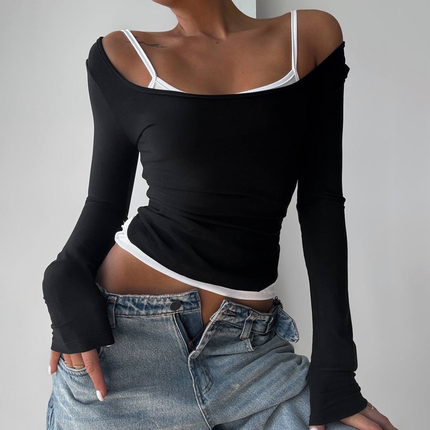 Top cropped à manches longues ajusté pour femmes avec décolleté carré et bretelles spaghetti doubles Echo Archiv