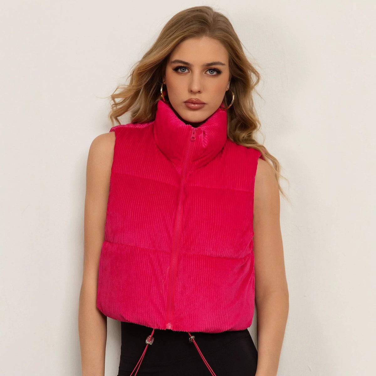 Gilet boxy en corduroy matelassé pour femmes avec col montant volumineux et cordon de serrage ajustable Echo Archiv