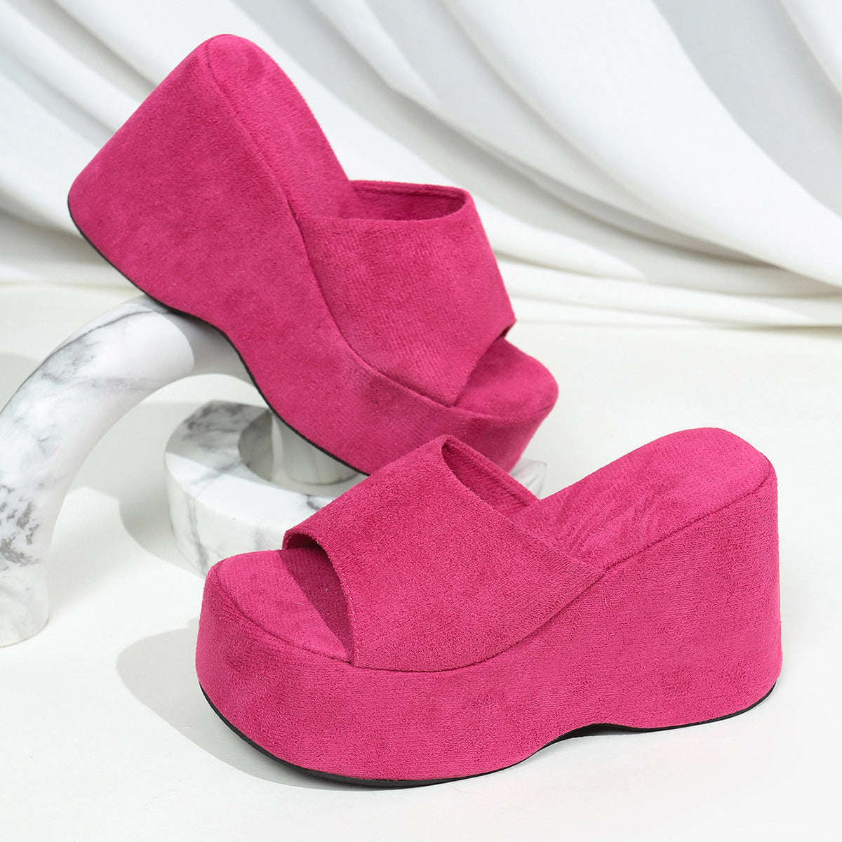 Sandales compensées pour femmes avec plateforme tendance et brides fermées R&B