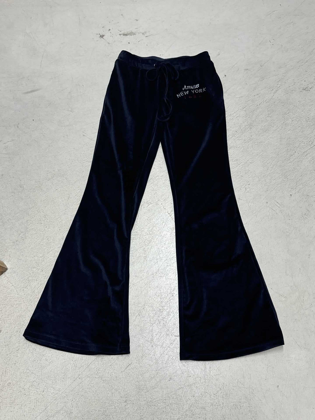 Pantalon de lounge en velours large pour femmes avec ceinture à cordon, cordon de serrage et broderie logo discrète Echo Archiv