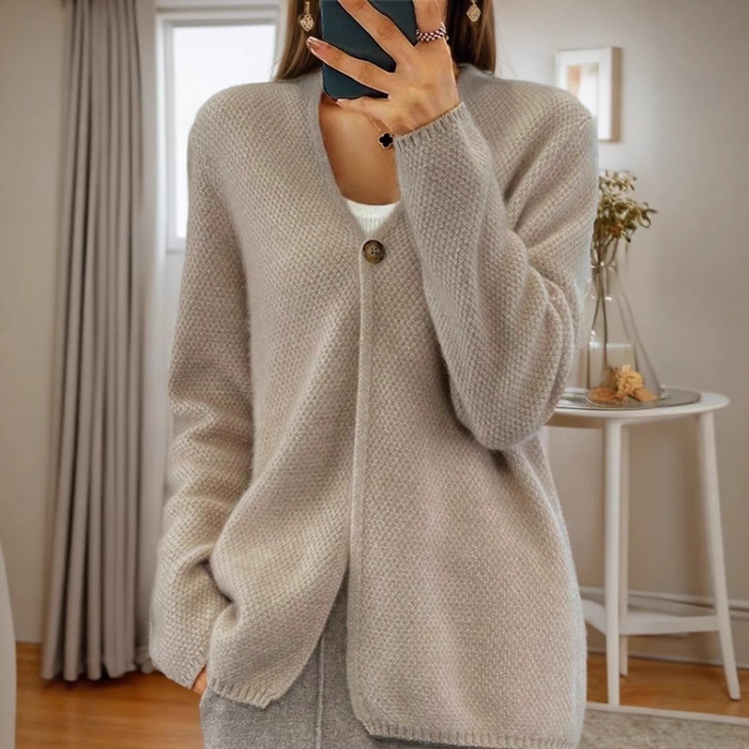 Cardigan en tricot structuré pour femmes avec décolleté en V et patte de boutonnage cachée Echo Archiv