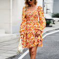 Robe mini Carmen smockée pour femmes avec manches bouffantes, buste smocké cintré et ourlet volanté asymétrique Echo Archiv